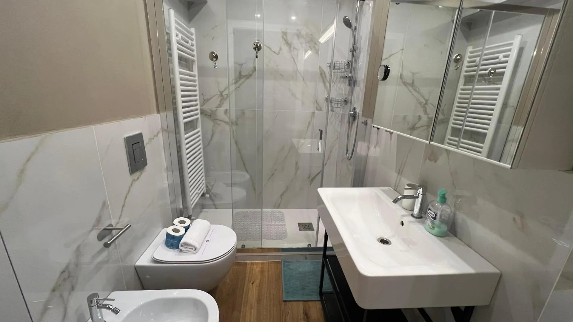 Laura 68 Apartman Firenze 0*,